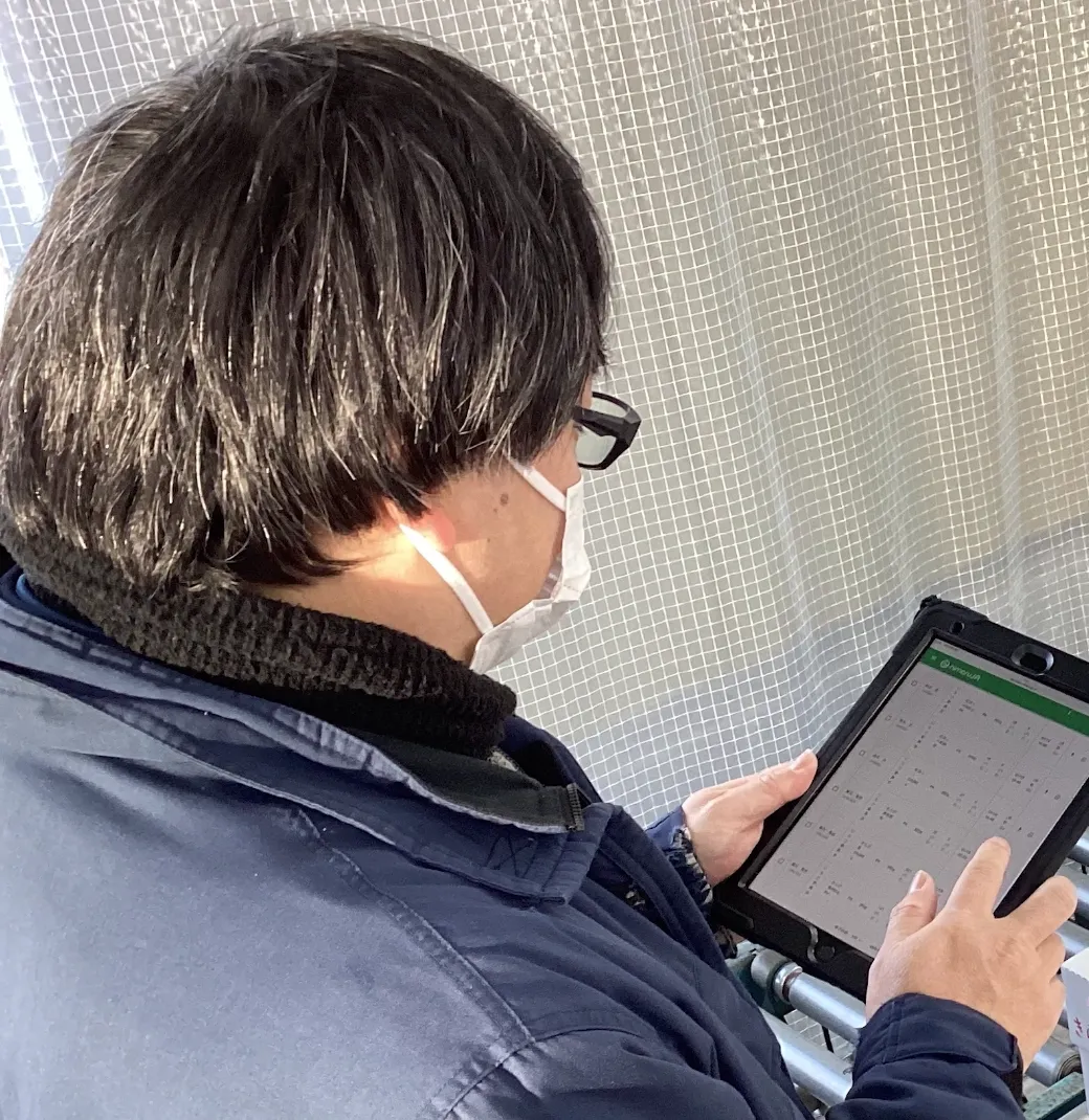 集出荷現場でnimaruをタブレットから操作する様子